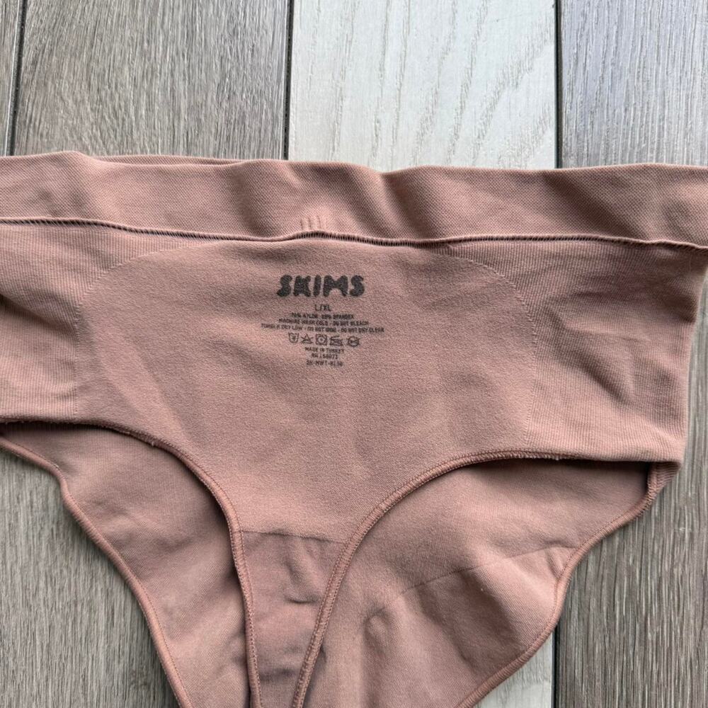 Skims high waisted thong lingerie - Picture 4 of 5